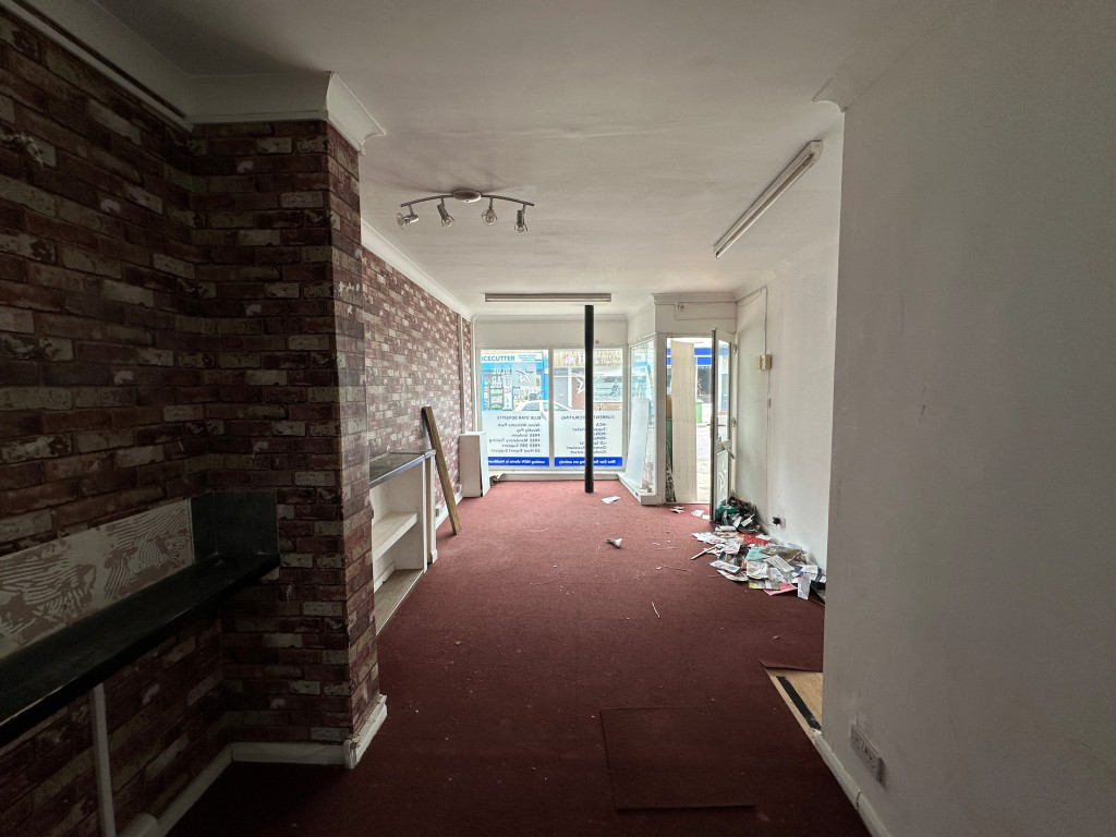 Lot: 11 - COMMERCIAL UNIT WITH FREEHOLD OF BLOCK - Shop Floor